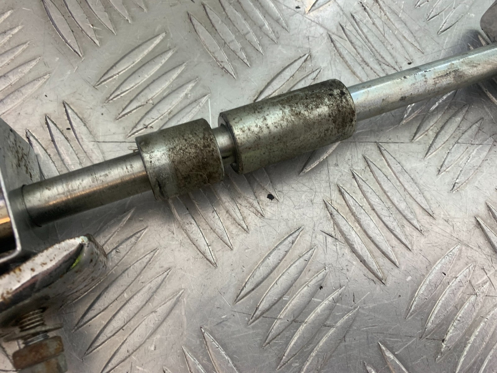 PIONEER NEVADA XF125 REAR WHEEL SPINDLE   YEAR 2009 (CMB1214)