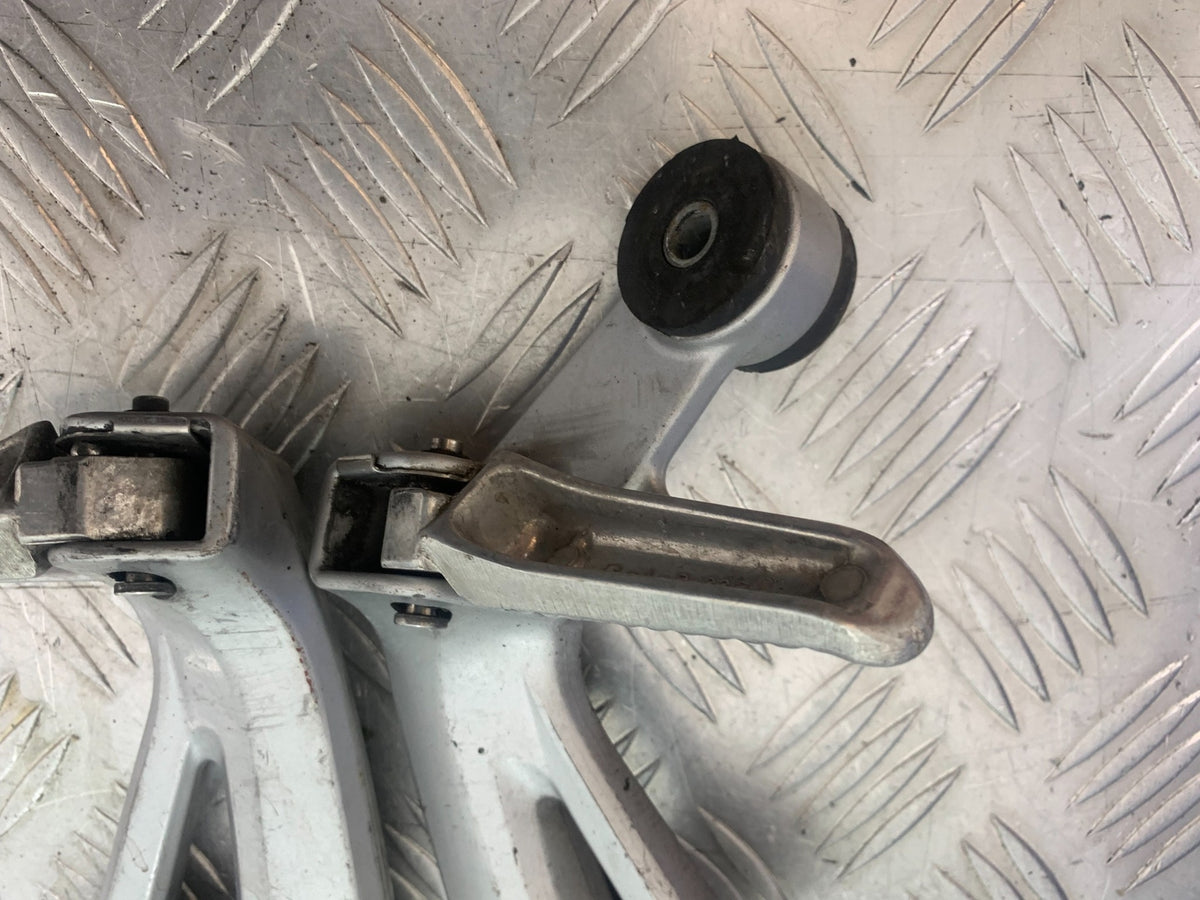 SUZUKI SV650 SV 650 mk1 REAR HANGERS AND PEGS   YEAR 1999-2002 (CMB1160)