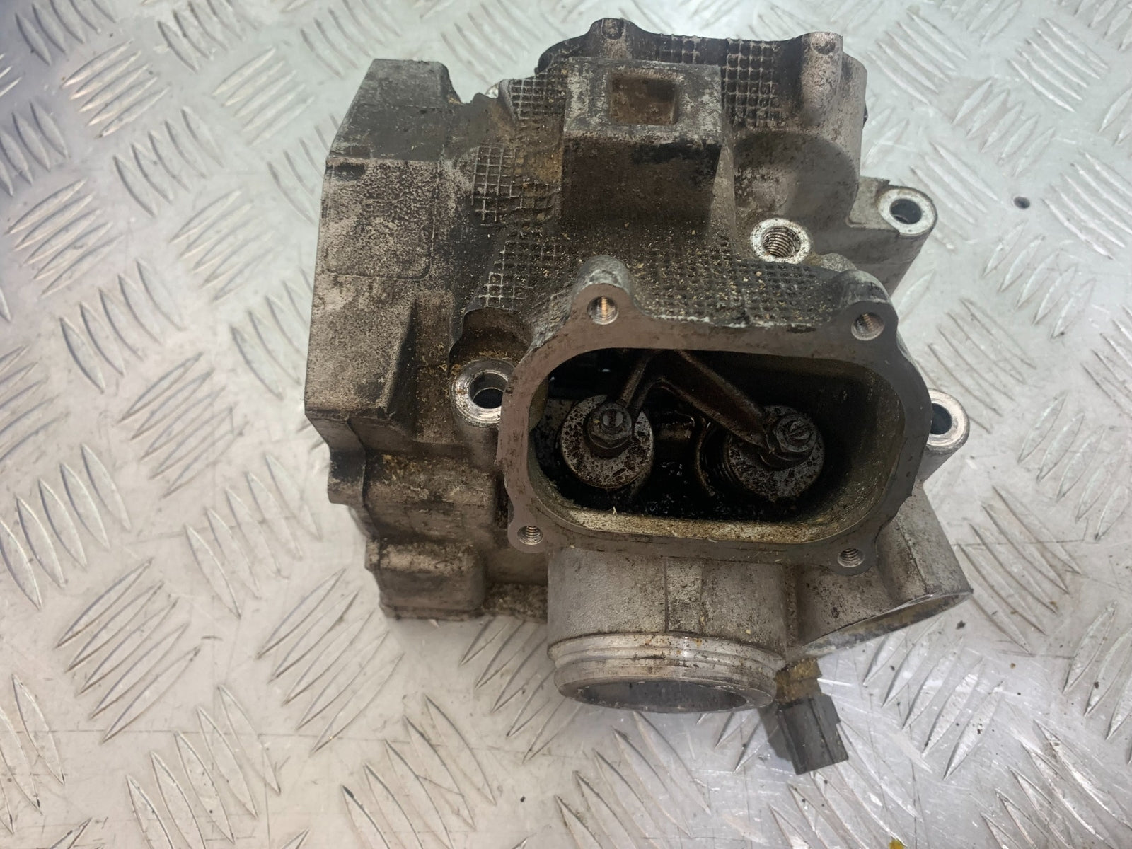 APRILIA 650 PAGASO STRADA CYLINDER HEAD AND CAMSHAFT   YEAR 2005-2010 (CMB1057)
