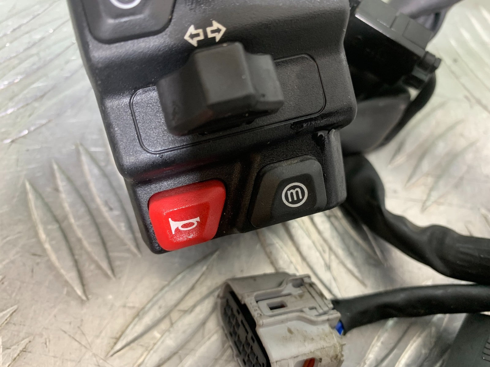 TRIUMPH TRIDENT 660 LEFT SWITCH GEAR  YEAR 2021-2024 (CMB1295)