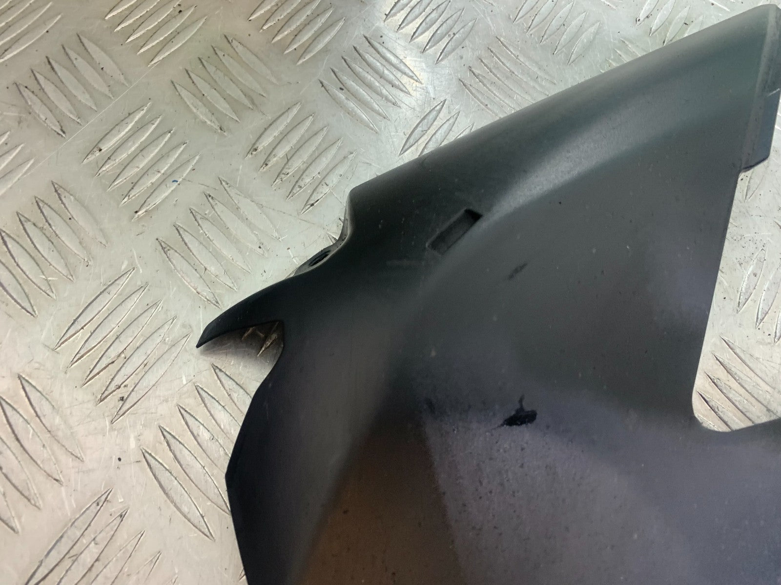 TRIUMPH 675 STREET TRIPLE UNDERTRAY  2013-2016 (CMB1186)