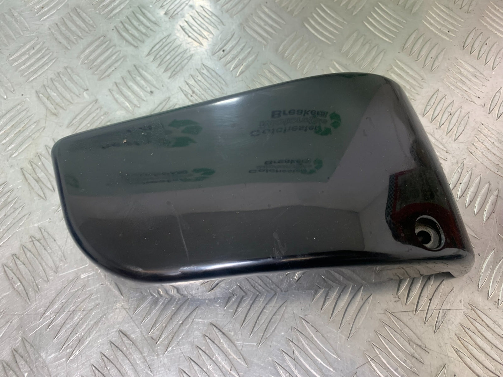 KAWASAKI VN1500 CLASSIC SEAT SIDE PANEL  YEAR 1999 -2006 (CMB1166)