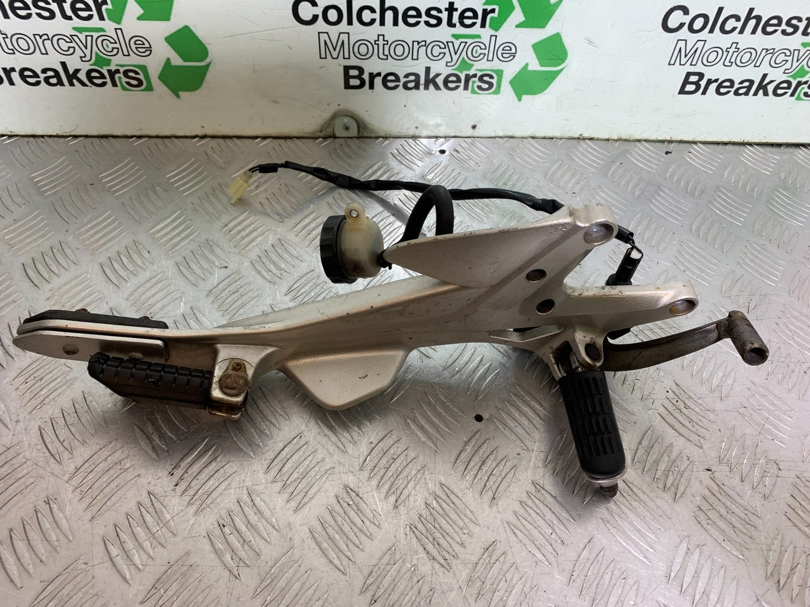 HONDA CBF500 CBF 500 RIGHT HANGER AND PEGS   YEAR 2004-2008  (CMB1294)