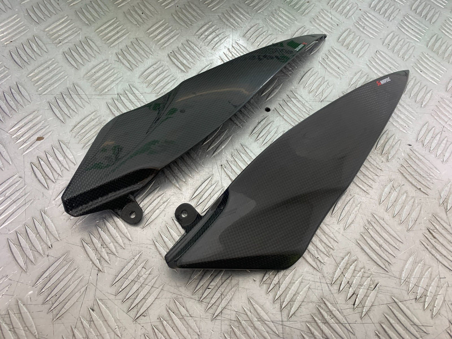 YAMAHA YZF R1 4C8 LEFT & RIGHT CARBON SIDE TRIM YEAR 2007-2008 (CMB1237)