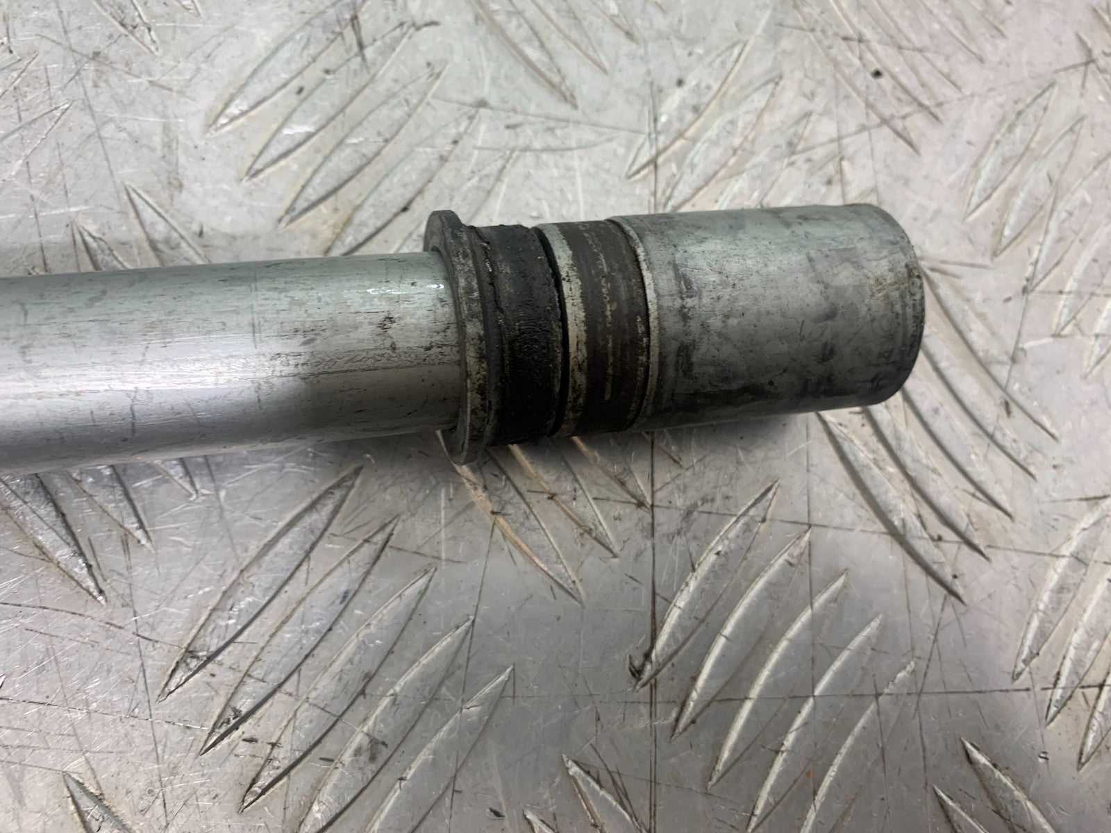 HONDA CBR1000 rr FIREBLADE FRONT WHEEL SPINDLE YEAR 2006 (CMB1220)