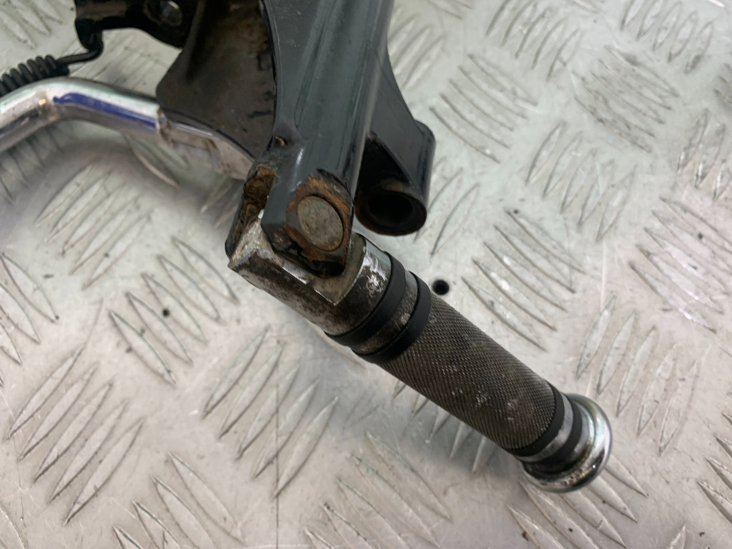 HARLEY DAVIDSON FXS BLACKLINE 1585 FRONT LEFT HANGER  YEAR 2012 (CMB1147)