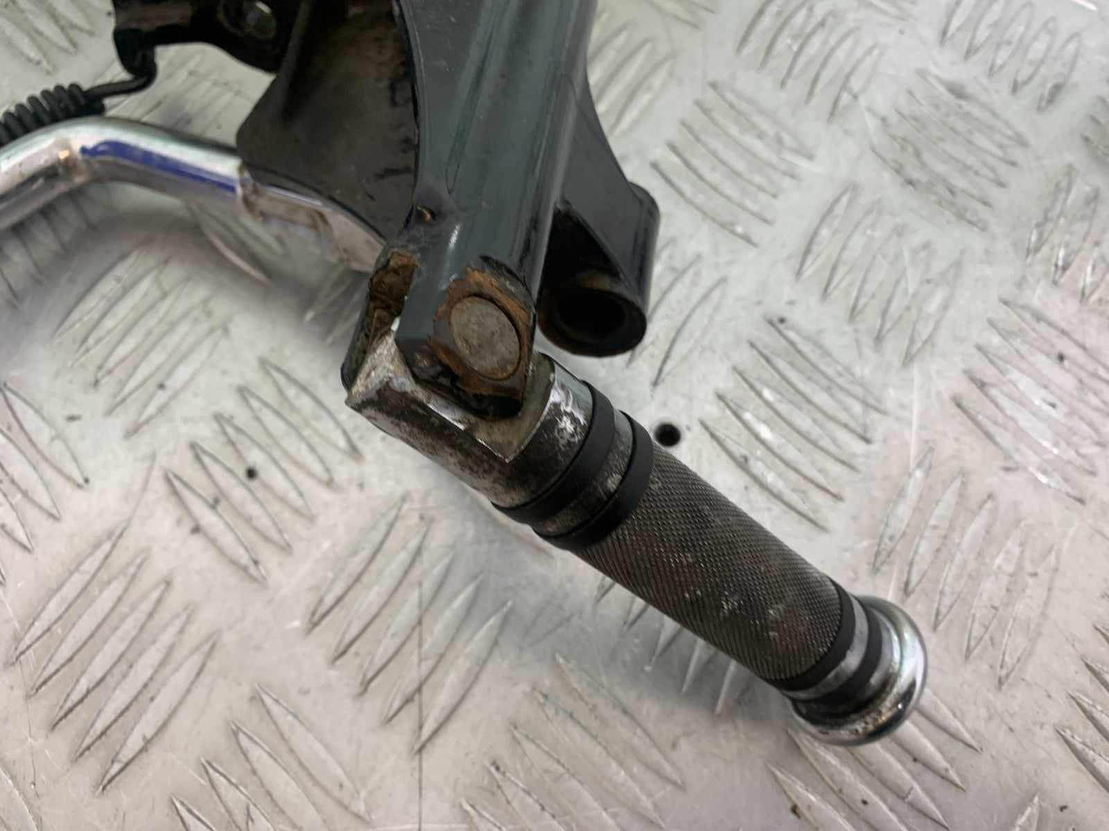 HARLEY DAVIDSON FXS BLACKLINE 1585 FRONT LEFT HANGER  YEAR 2012 (CMB1147)