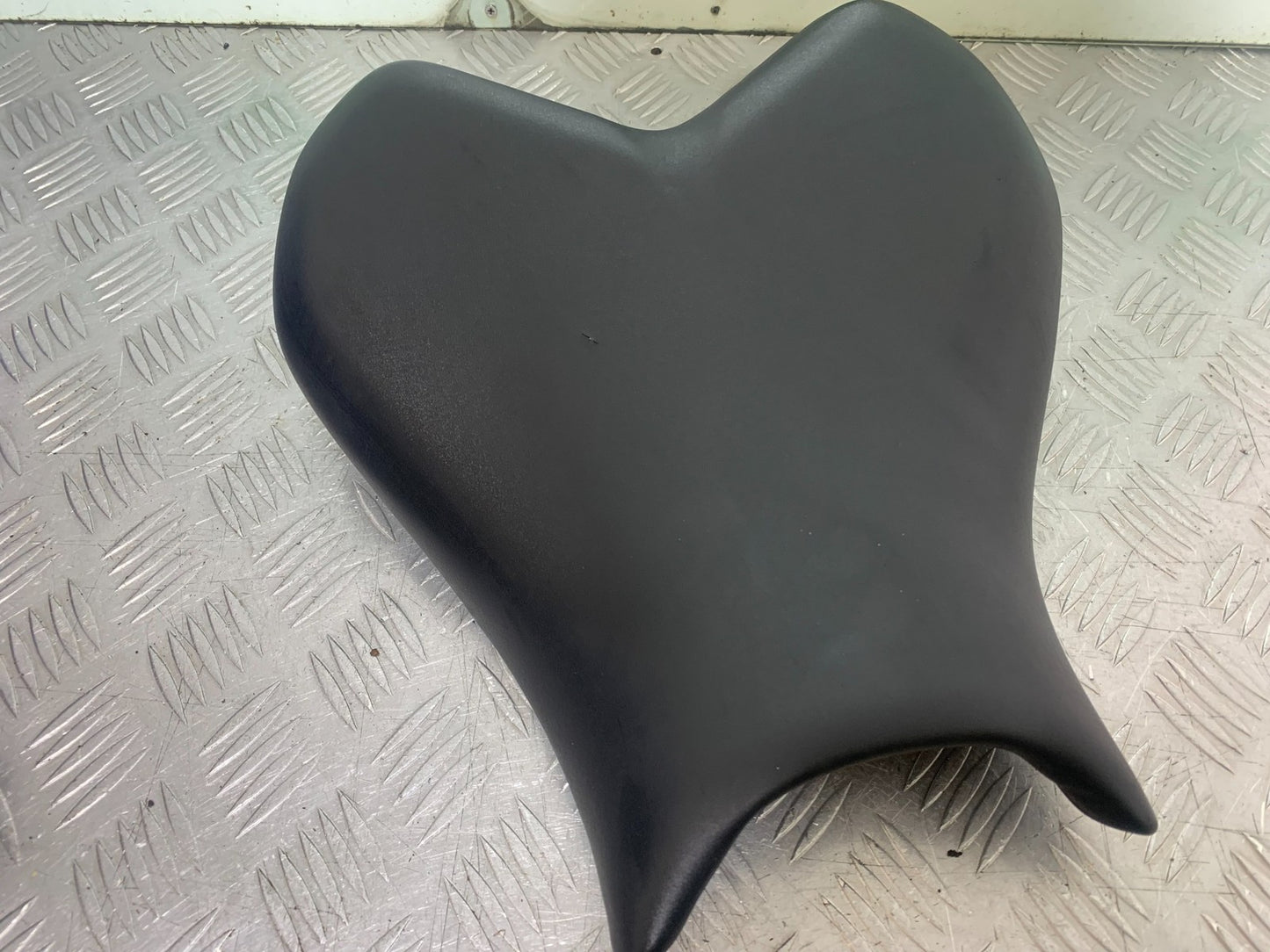 YAMAHA YZF R7 FRONT SEAT  YEAR 2022-2025 (CMB1255)