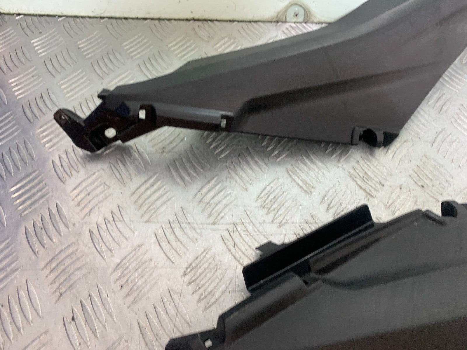 YAMAHA XMAX 300 LEFT AND RIGHT INFILLS  YEAR 2017-2020 (CMB1218)
