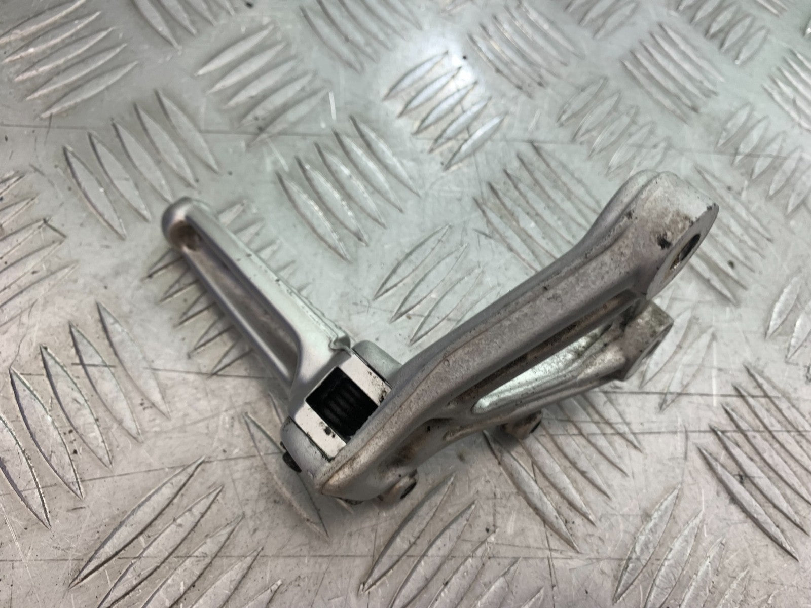 DUCATI 996 SPS 748 916 998 FRONT RIGHT HANGER AND PEG 1999-2000 (CMB1209)