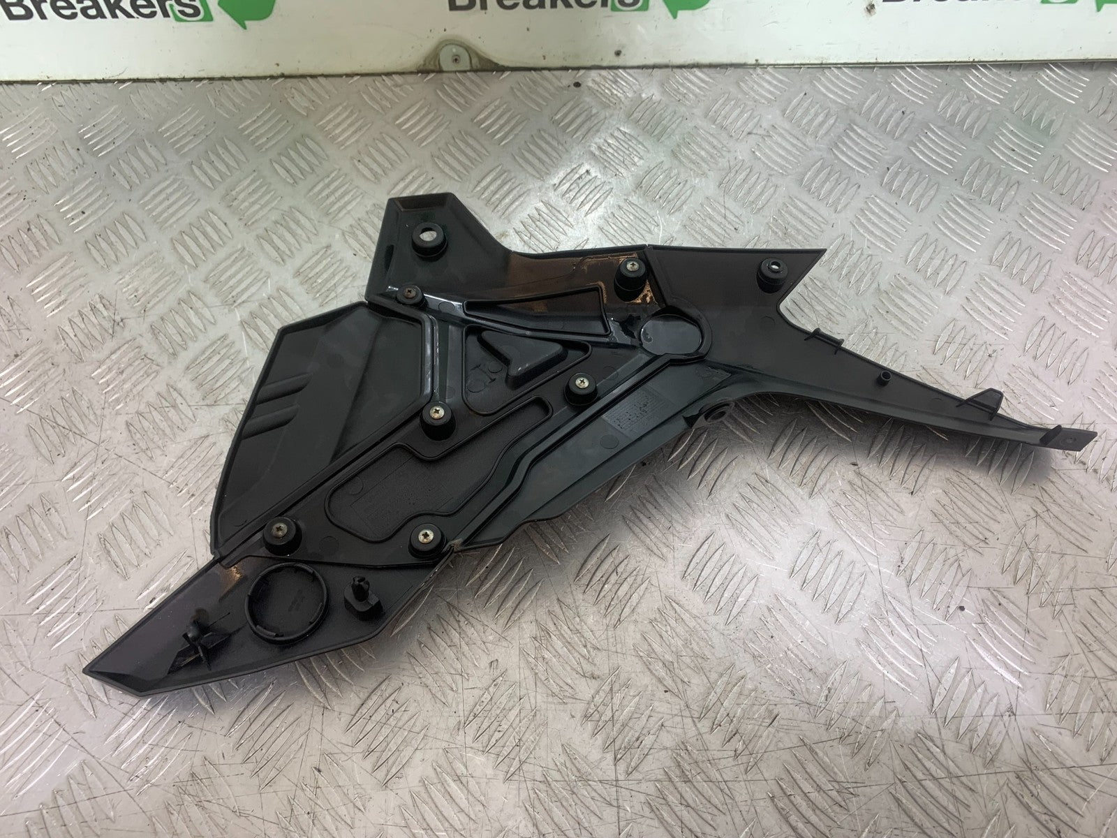 SINNIS TERRAIN 125 LEFT SIDE PANEL  YEAR 2017-2020 (CMB1241)