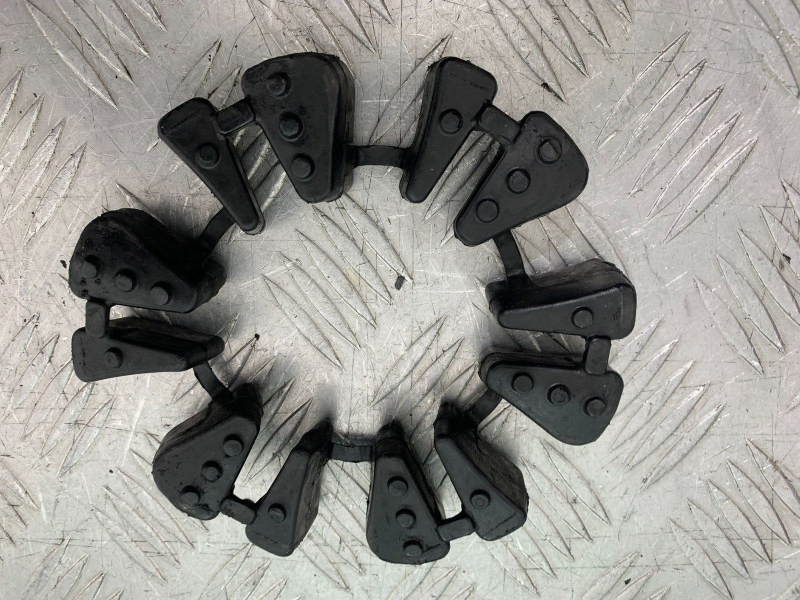 TRIUMPH 675 STREET TRIPLE RX CUSH DRIVE RUBBERS   2015- 2017 (CMB1299)