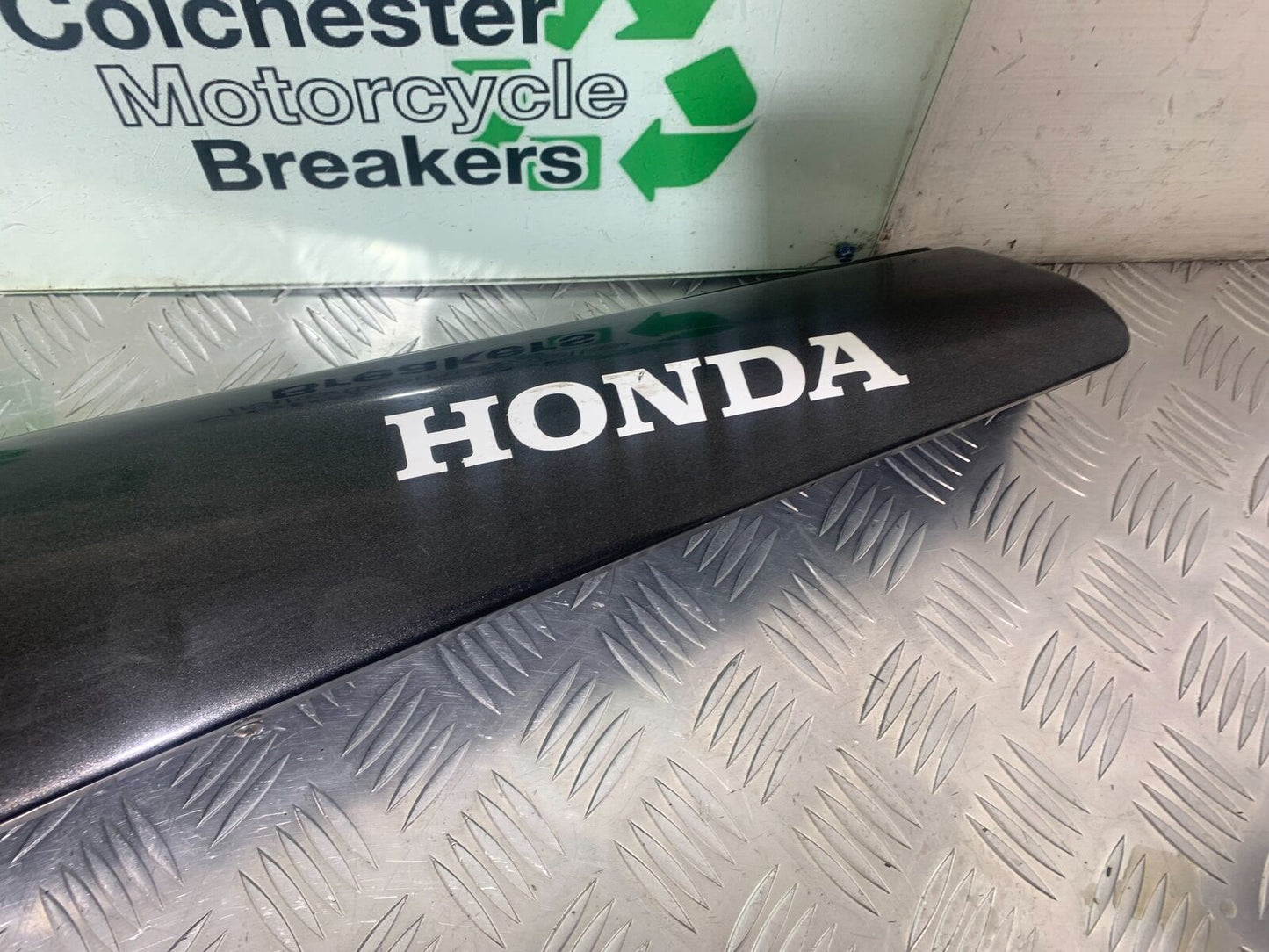 HONDA VFR400 VFR 400 NC21 LEFT SEAT PANEL  YEAR 1986-87 (CMB1043)