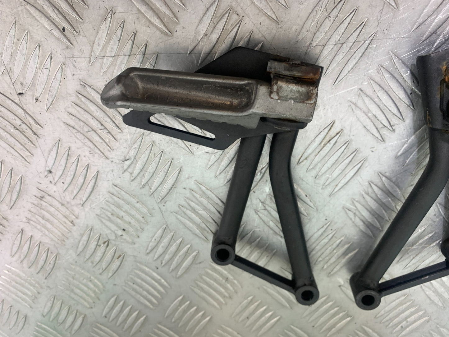 KAWASAKI Z125 Z 125 REAR HANGERS AND PEGS  YEAR  2018-2023 (CMB1167)