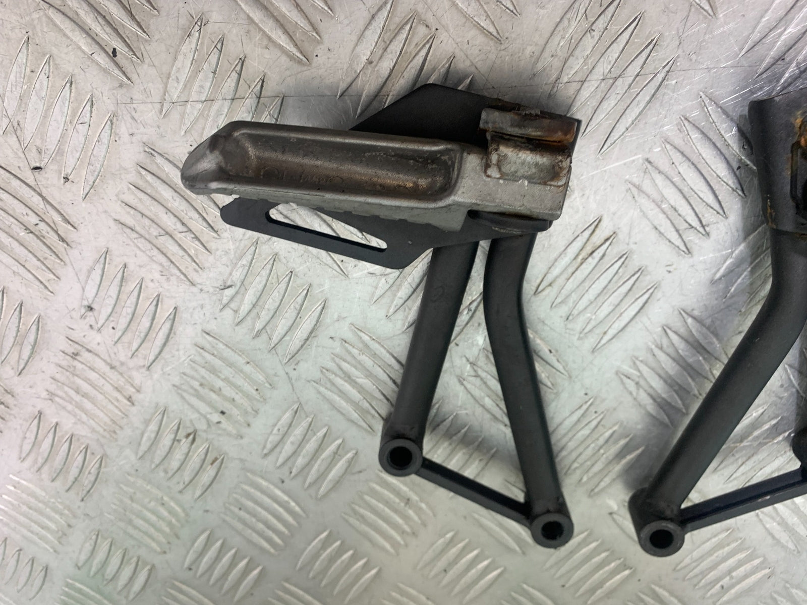 KAWASAKI Z125 Z 125 REAR HANGERS AND PEGS  YEAR  2018-2023 (CMB1167)