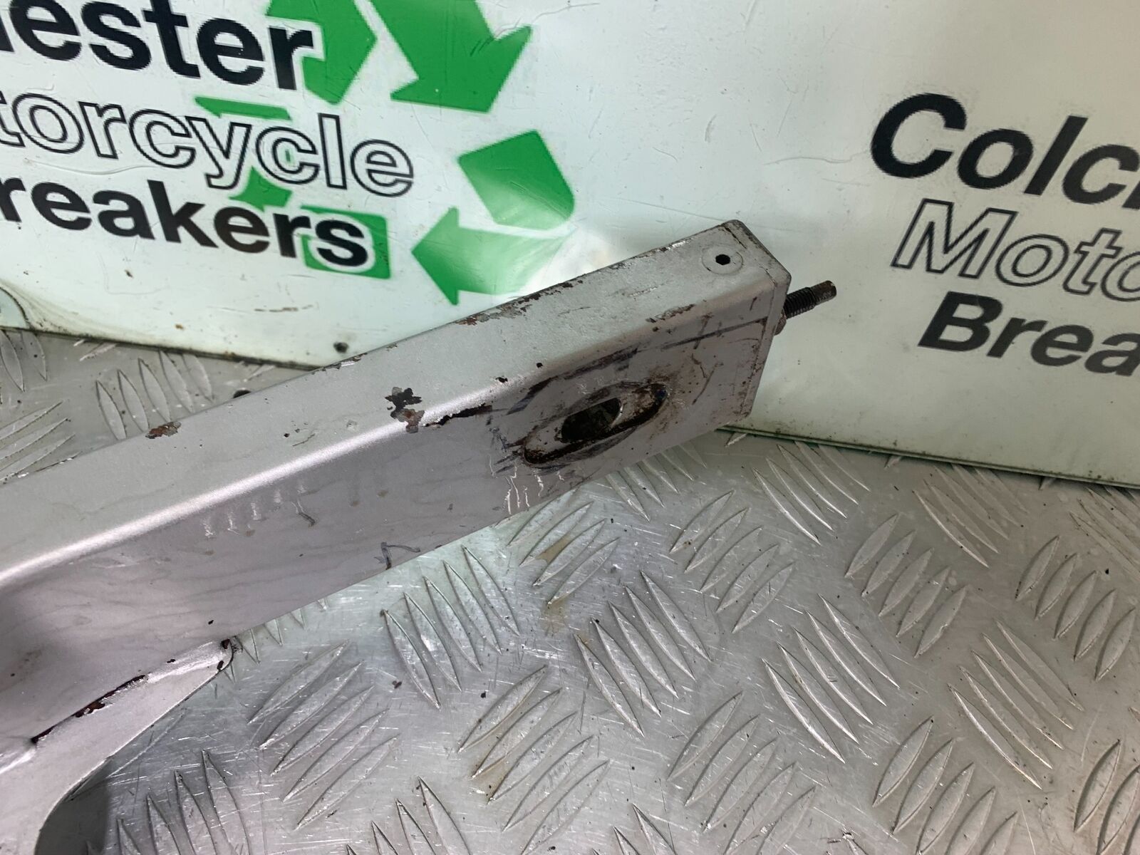 KAWASAKI Z750 ZR750 ZR-7S SWINGARM YEAR 1999-05 (CMB1135)