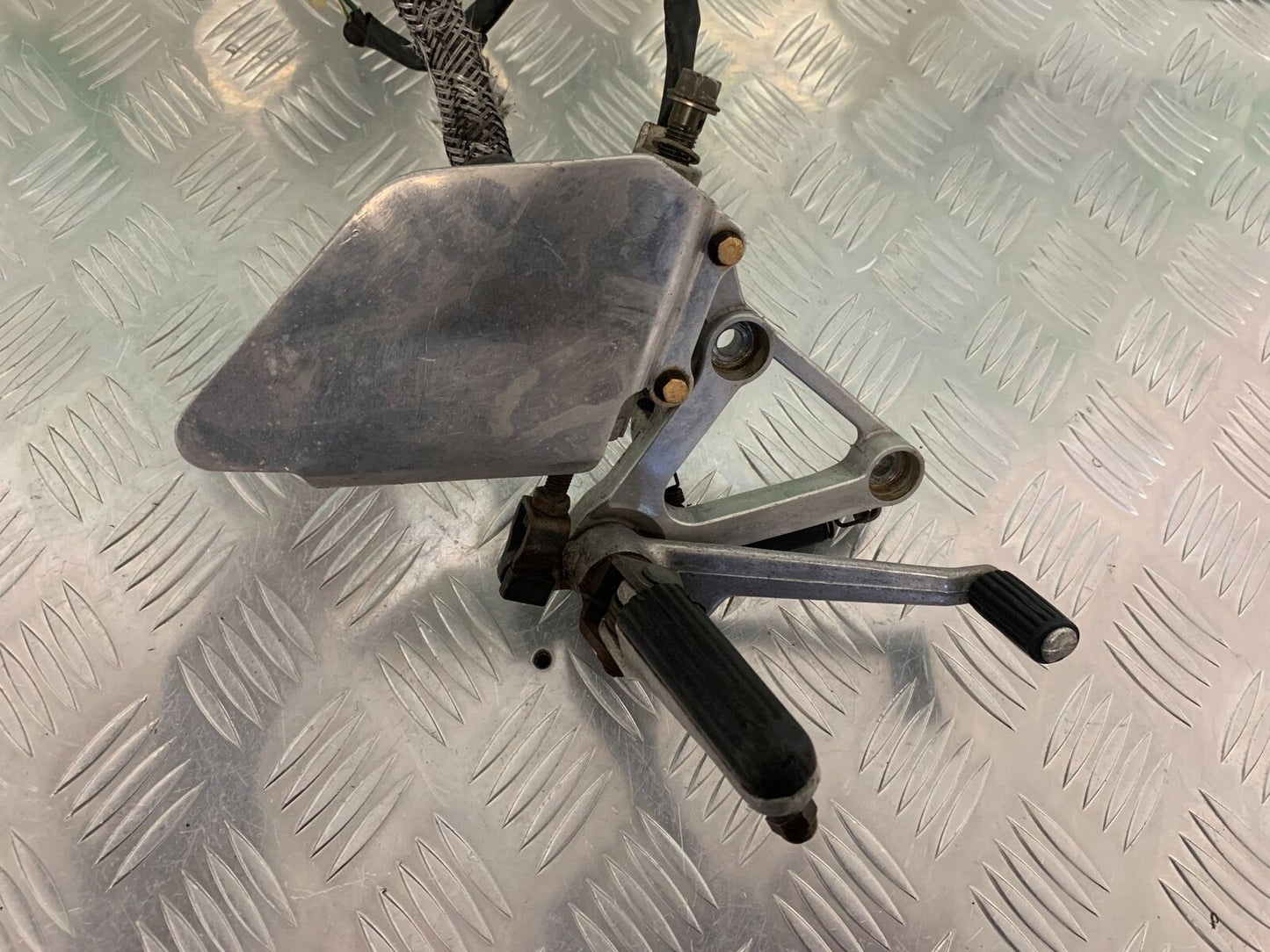 HONDA CBR 400 NC23 TRI-ARM FRONT RIGHT HANGER  YEAR 1987-89 (STOCK 969)