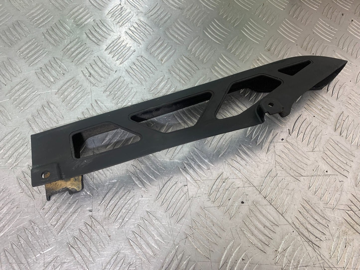 KAWASAKI GPZ600 GPZ 600 CHAIN GUARD  YEAR 1988-90 (CMB1258)