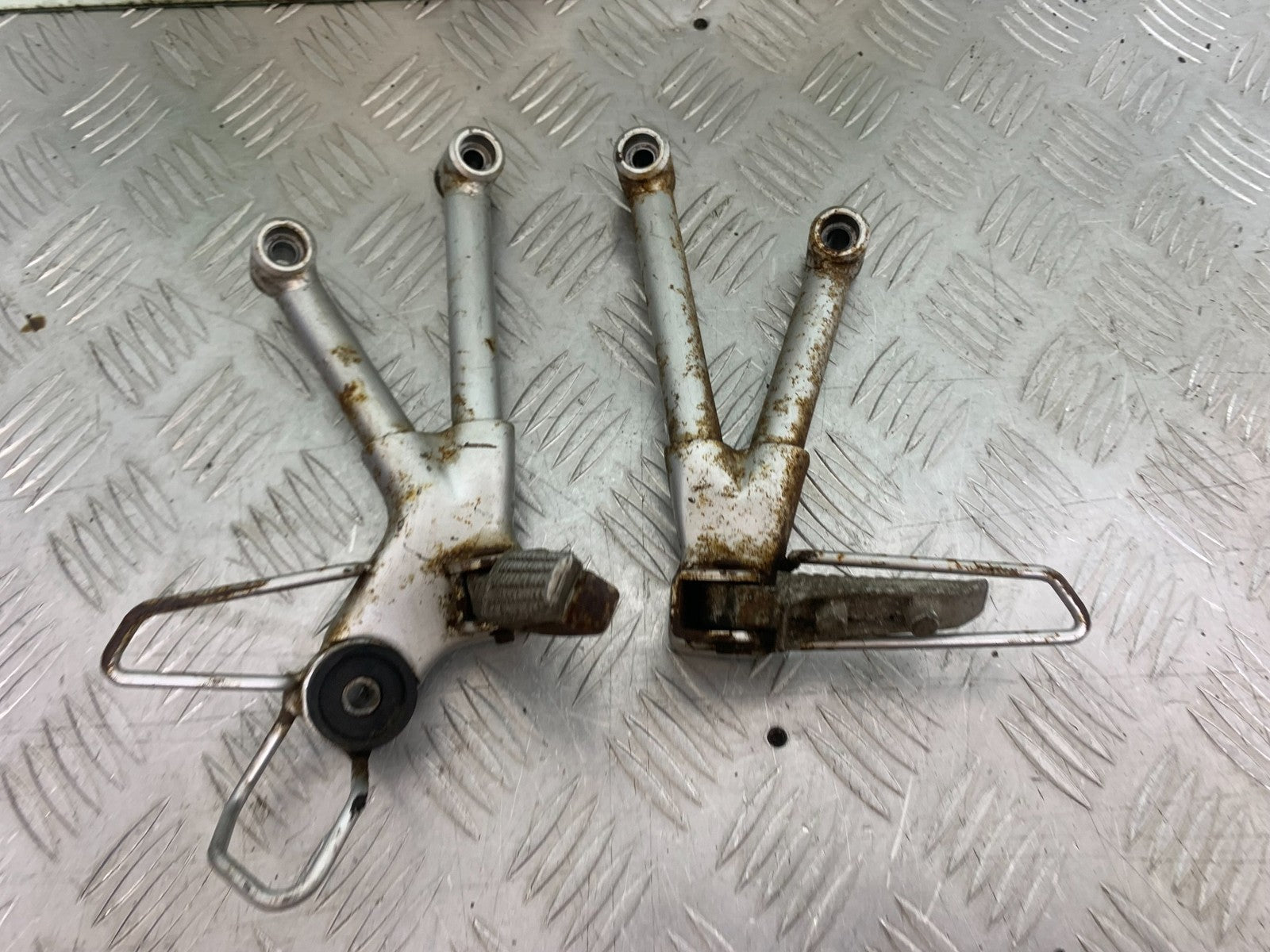 SUZUKI GSF600 GSF 600 BANDIT REAR HANGERS  2000-2004 (CMB1269)