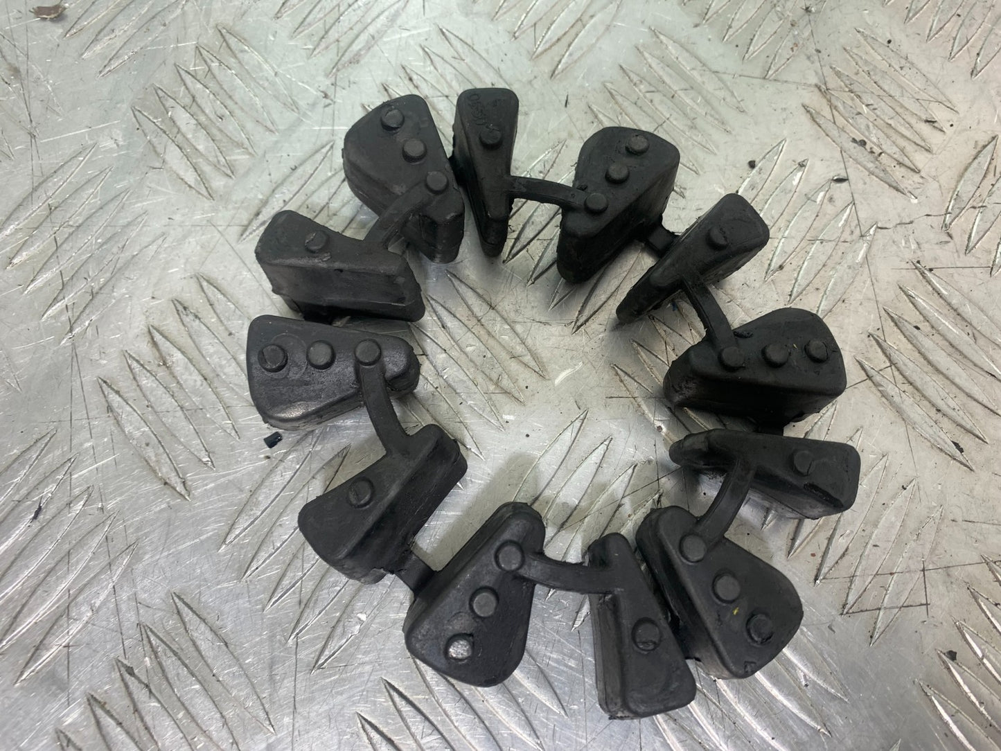 TRIUMPH 675 STREET TRIPLE CUSH DRIVE RUBBERS  2013-2016 (CMB1186)