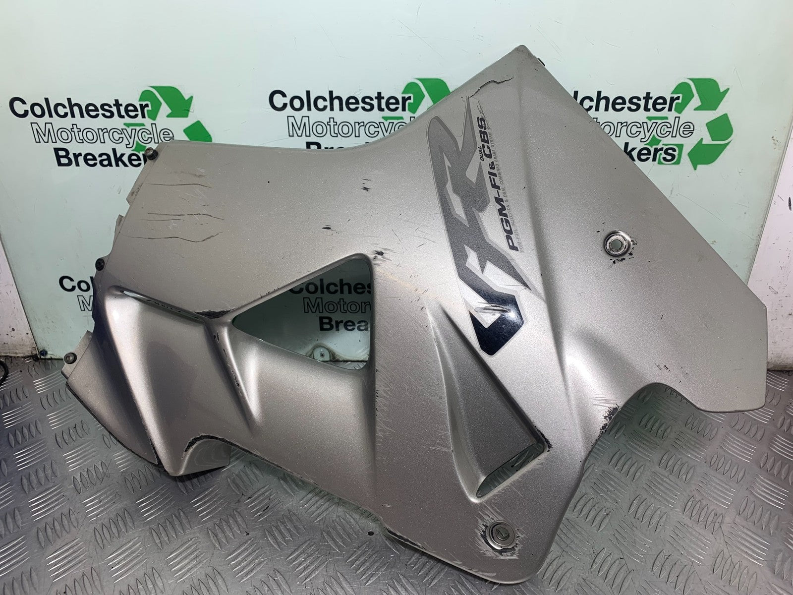 HONDA VFR800 PRE V-TEC RIGHT FAIRING PANEL  YEAR 1998-2001 (CMB1233)