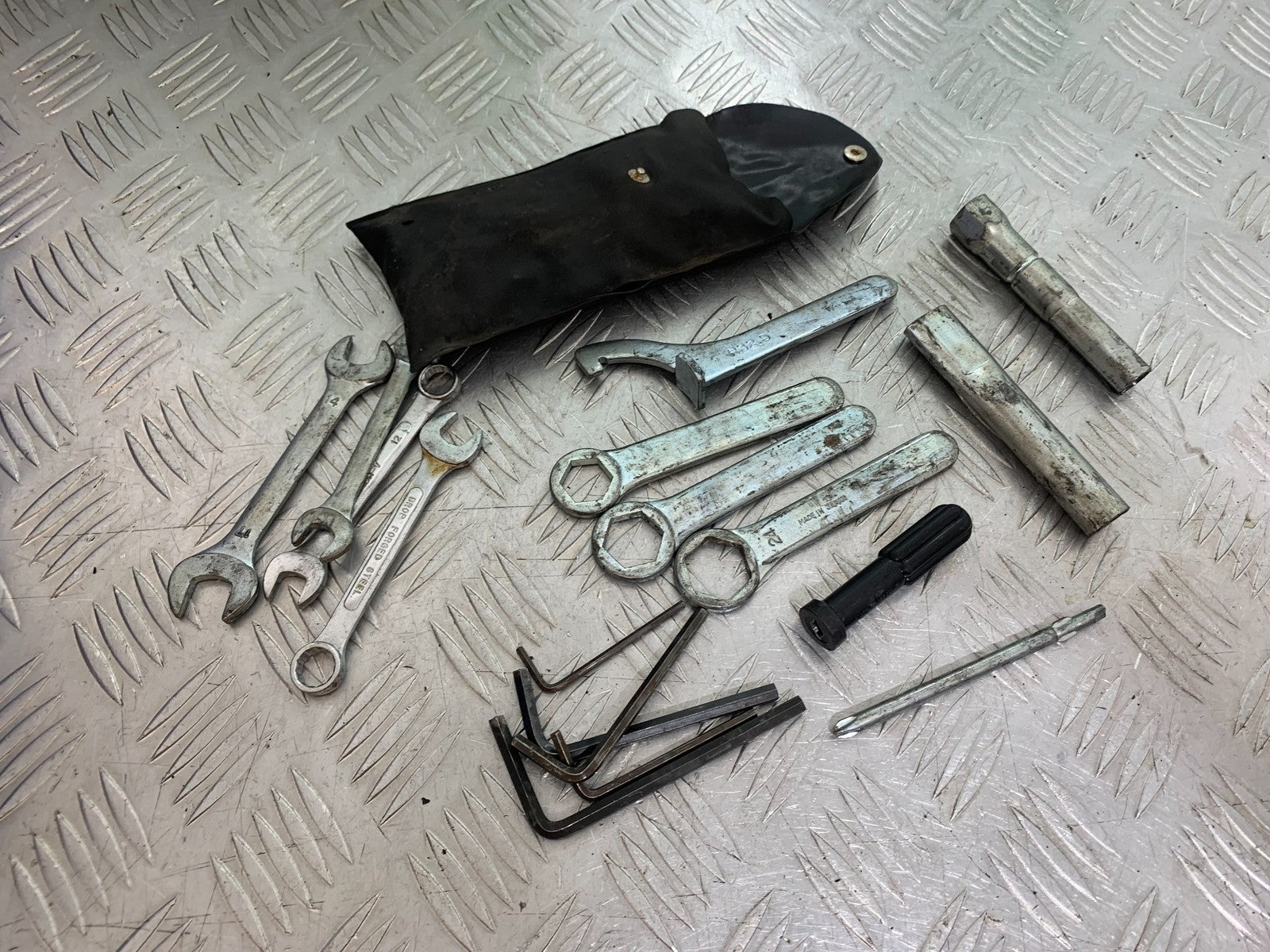 SUZUKI GSF1200 GSF 1200 BANDIT TOOL KIT   YEAR 2001-2004 (CMB1188)