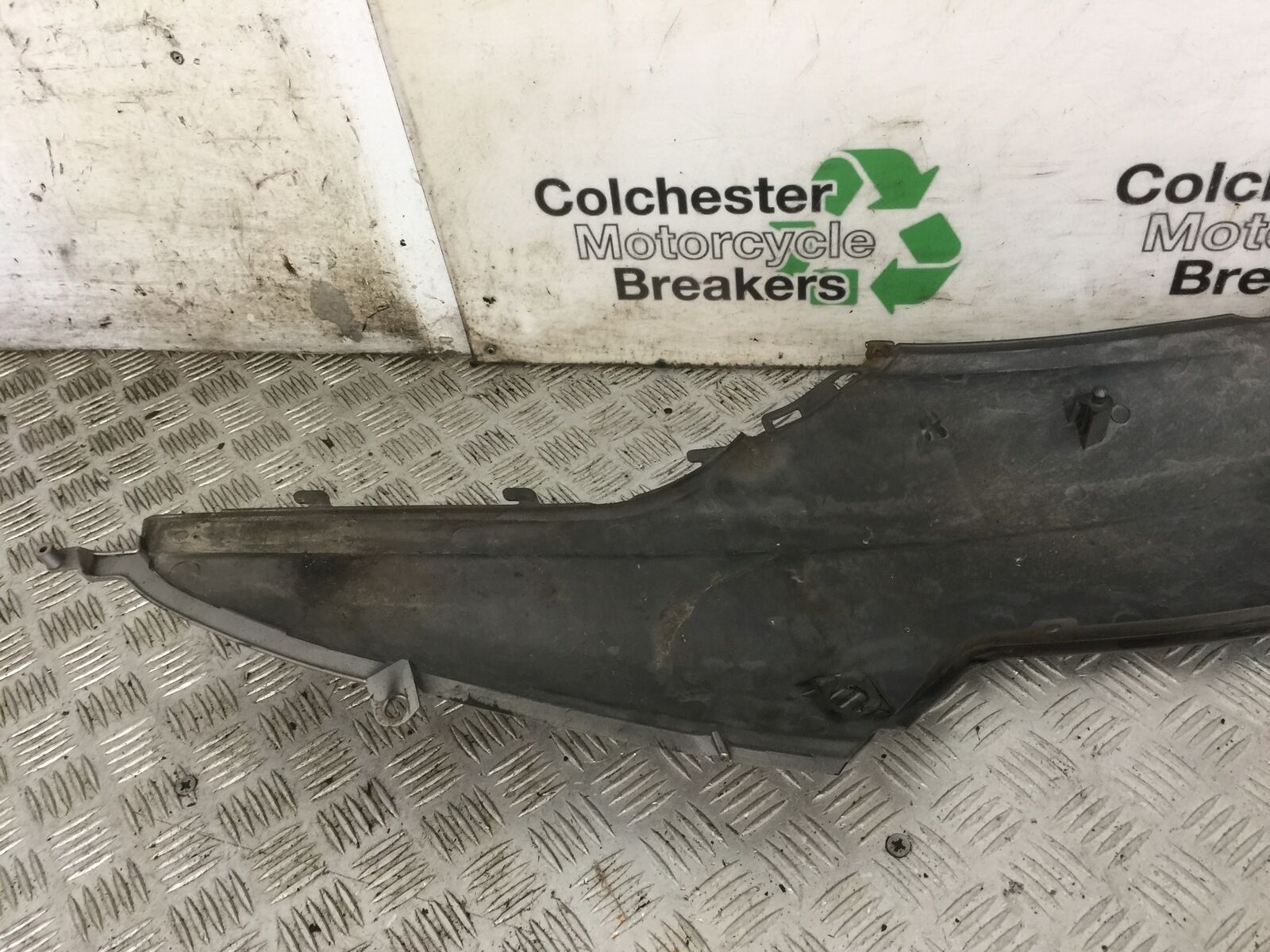 SUZUKI AN 250 BURGMAN LEFT SEAT PANEL YEAR 1999  (STOCK 881)