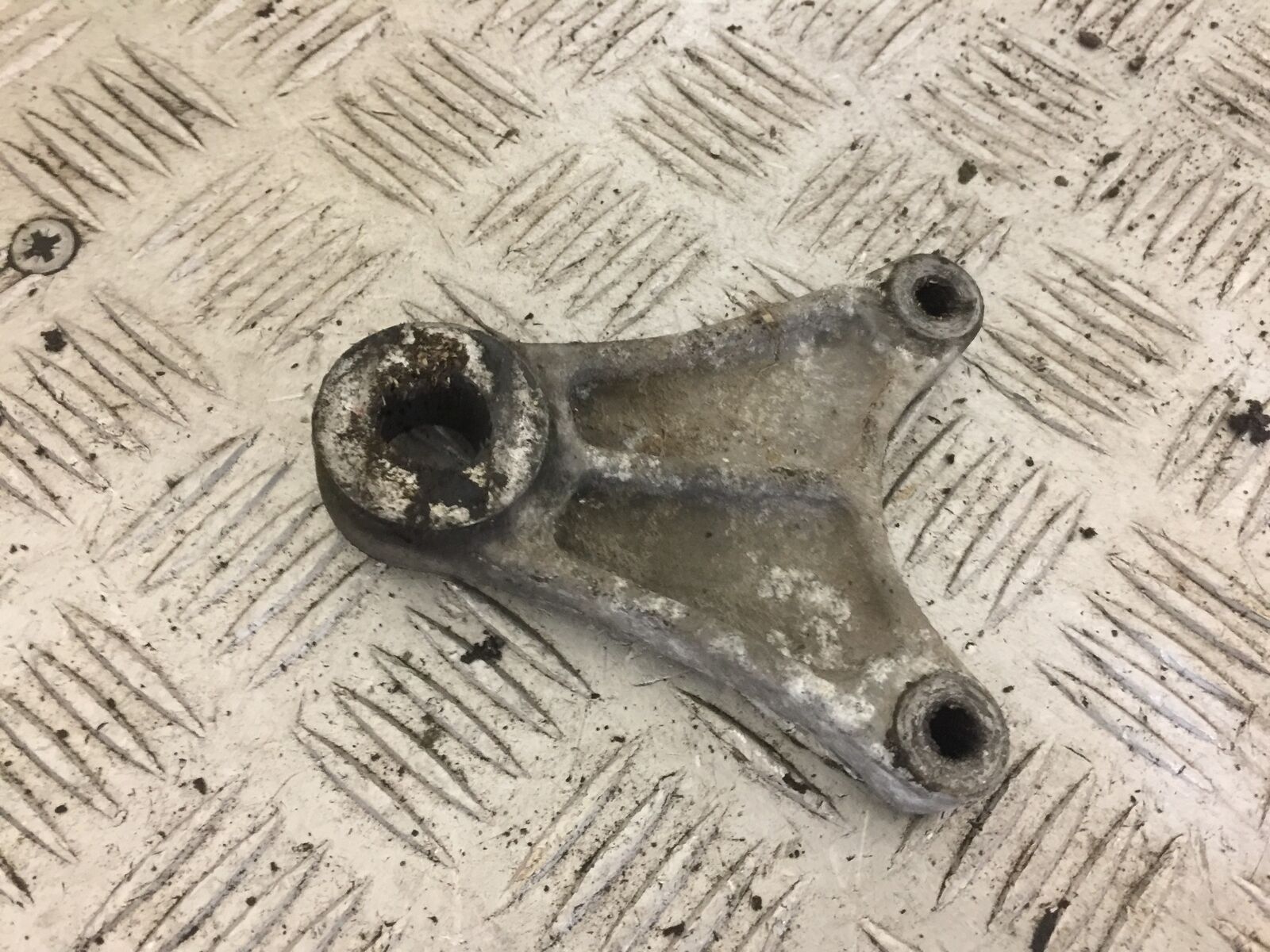 SUZUKI SV650 SV 650 REAR CALIPER BRACKET   YEAR 1999 (STOCK 681)