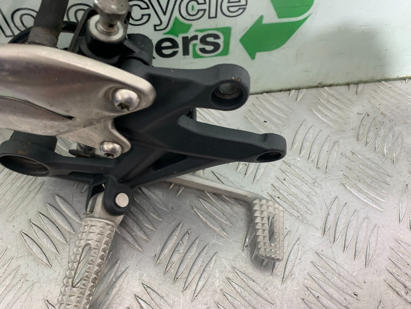 TRIUMPH 675 STREET TRIPLE RX FRONT RIGHT HANGER  2015- 2017 (CMB1299)