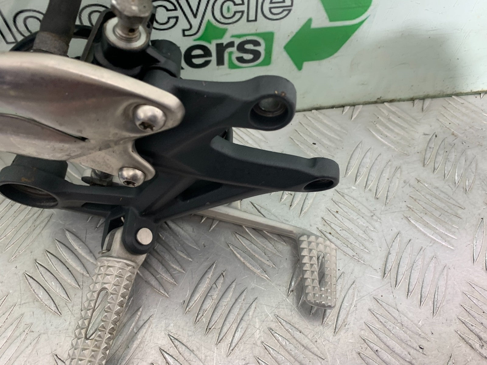 TRIUMPH 675 STREET TRIPLE RX FRONT RIGHT HANGER  2015- 2017 (CMB1299)