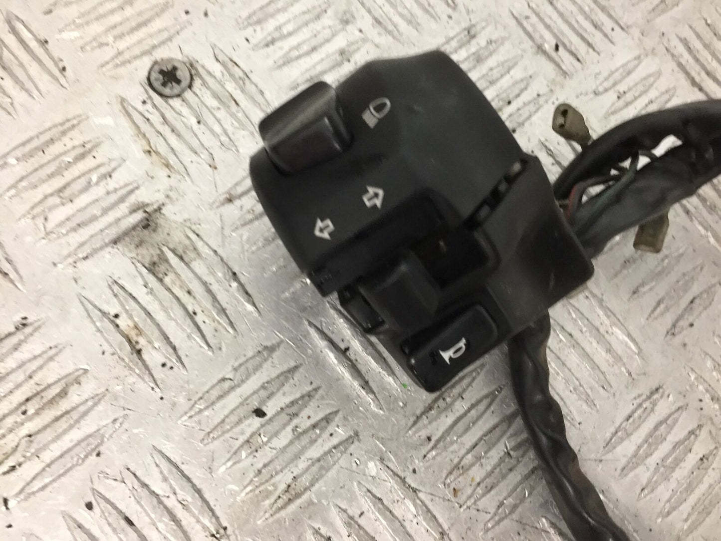 SUZUKI AN 250 BURGMAN LEFT SWITCH GEAR YEAR 1999  (STOCK 881)