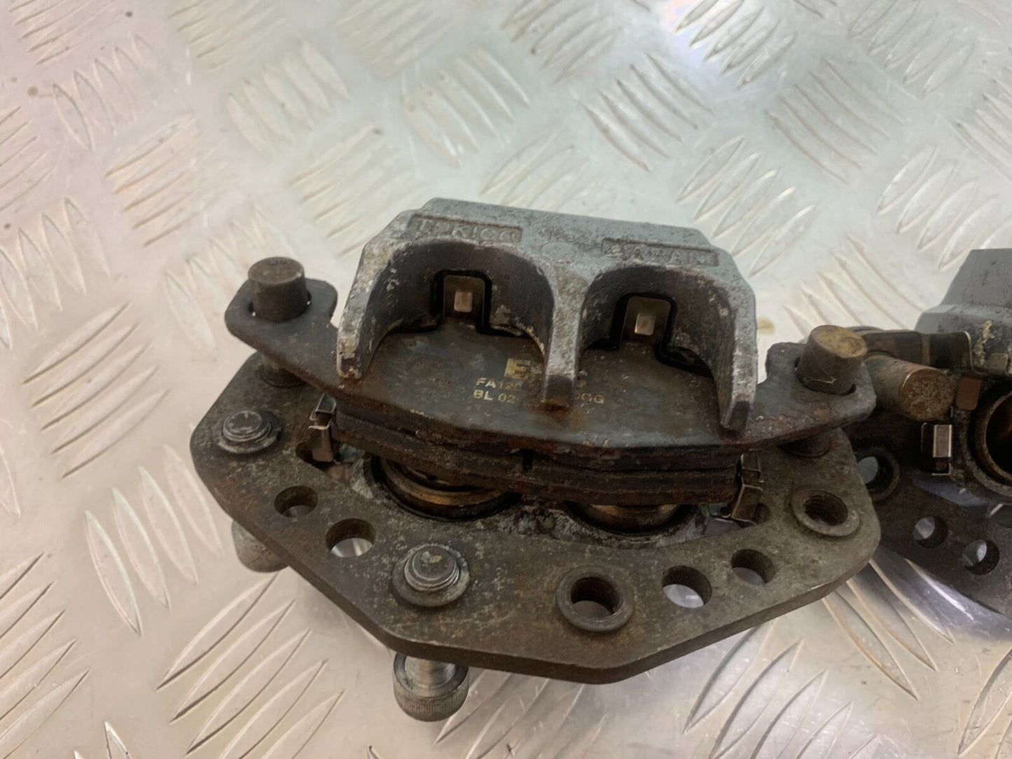 KAWASAKI ZR 750 ZEPHYR FRONT BRAKE CALIPERS YEAR 1991-95 (CMB1008)