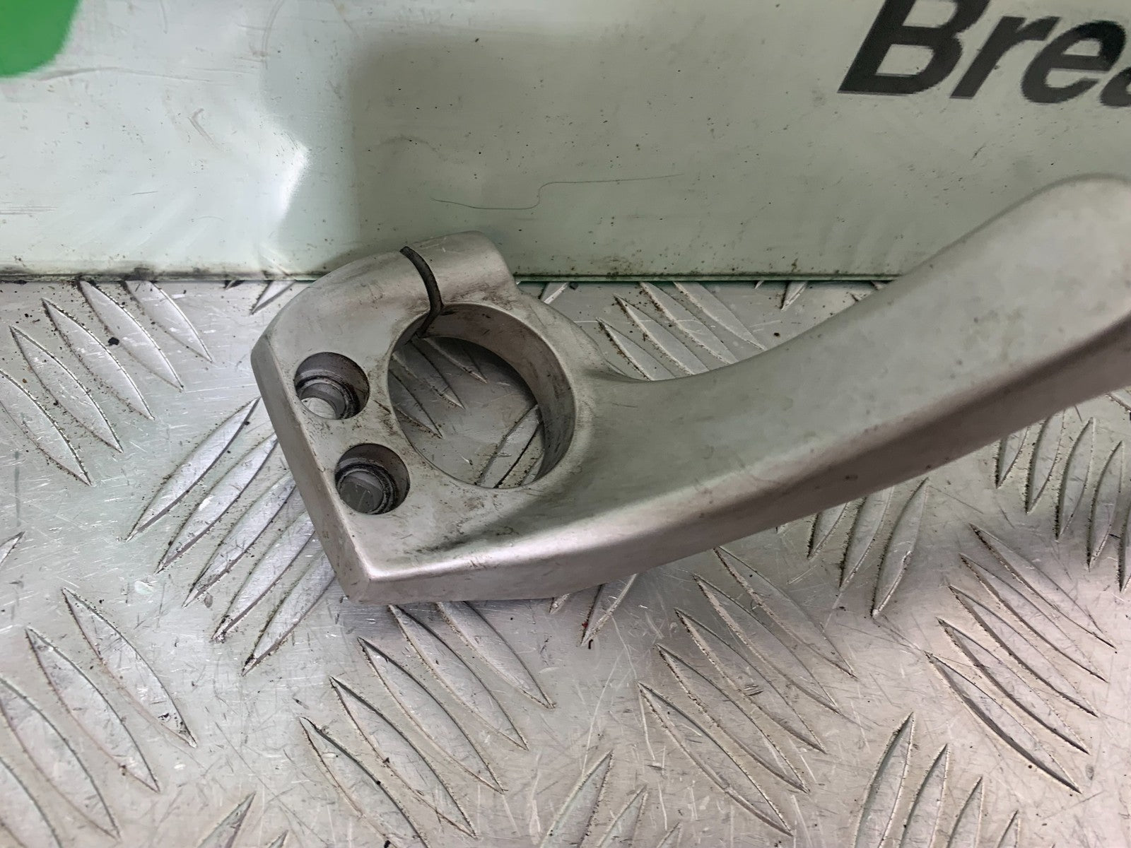 TRIUMPH 955i SPRINT ST RIGHT HANDLEBAR  1999-2004 (CMB1176)