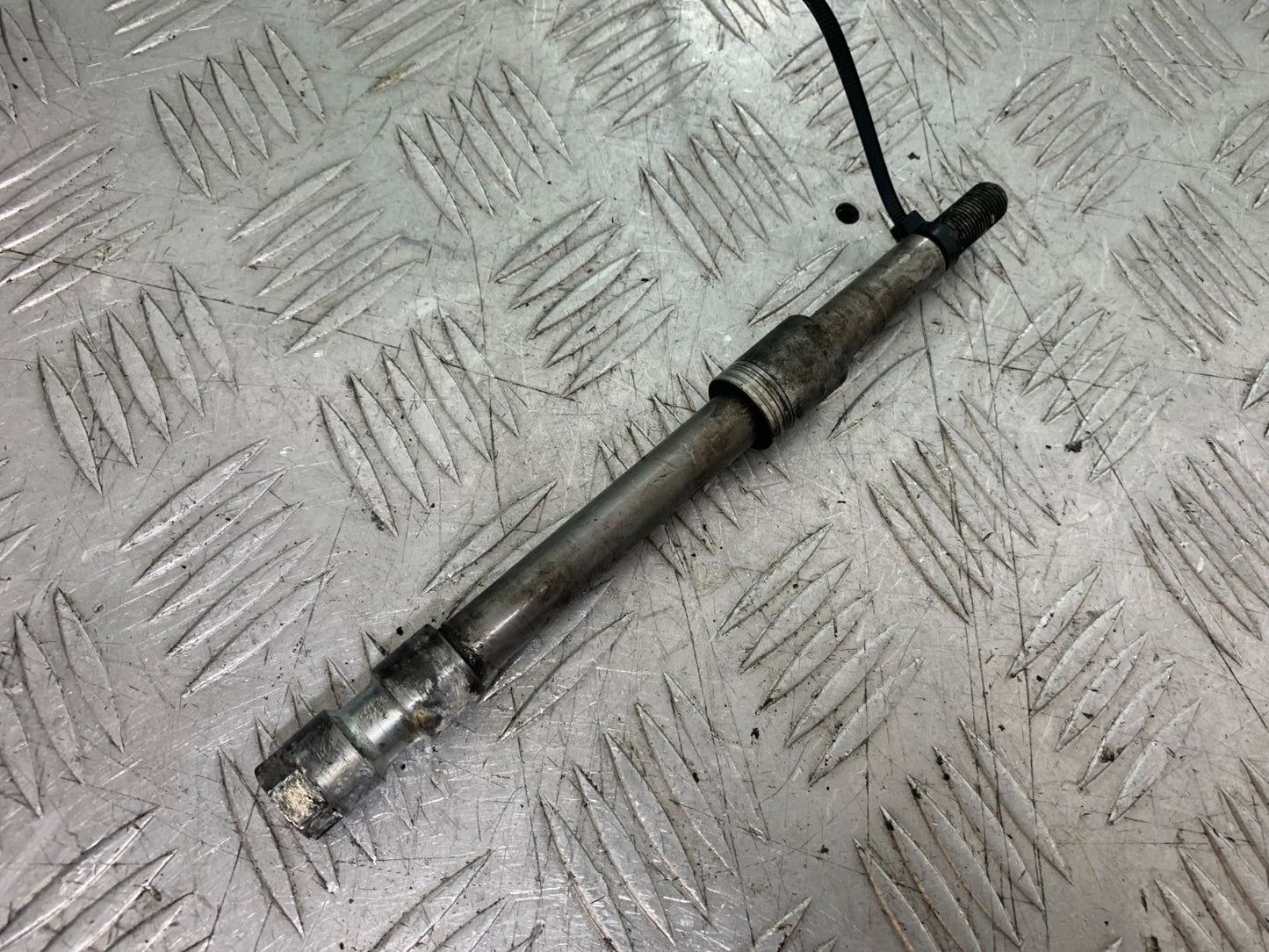 HONDA VT700 VT 700 SHADOW FRONT WHEEL SPINDLE   YEAR 1984-85 (CMB1328)