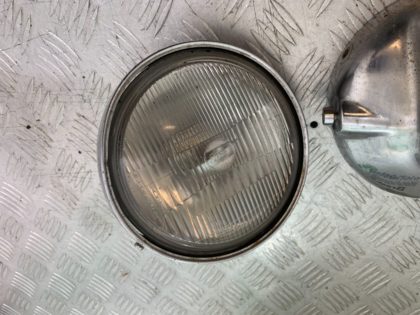 HONDA VT700 VT 700 SHADOW HEADLIGHT AND BACKING  YEAR 1984-85 (CMB1328)