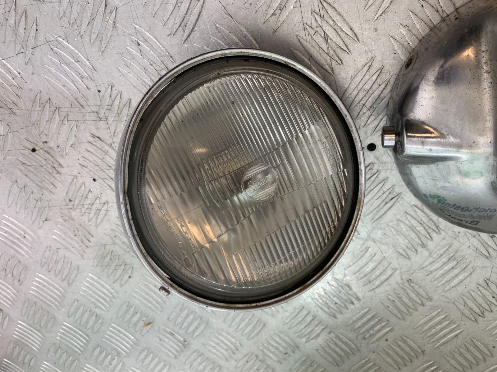 HONDA VT700 VT 700 SHADOW HEADLIGHT AND BACKING  YEAR 1984-85 (CMB1328)