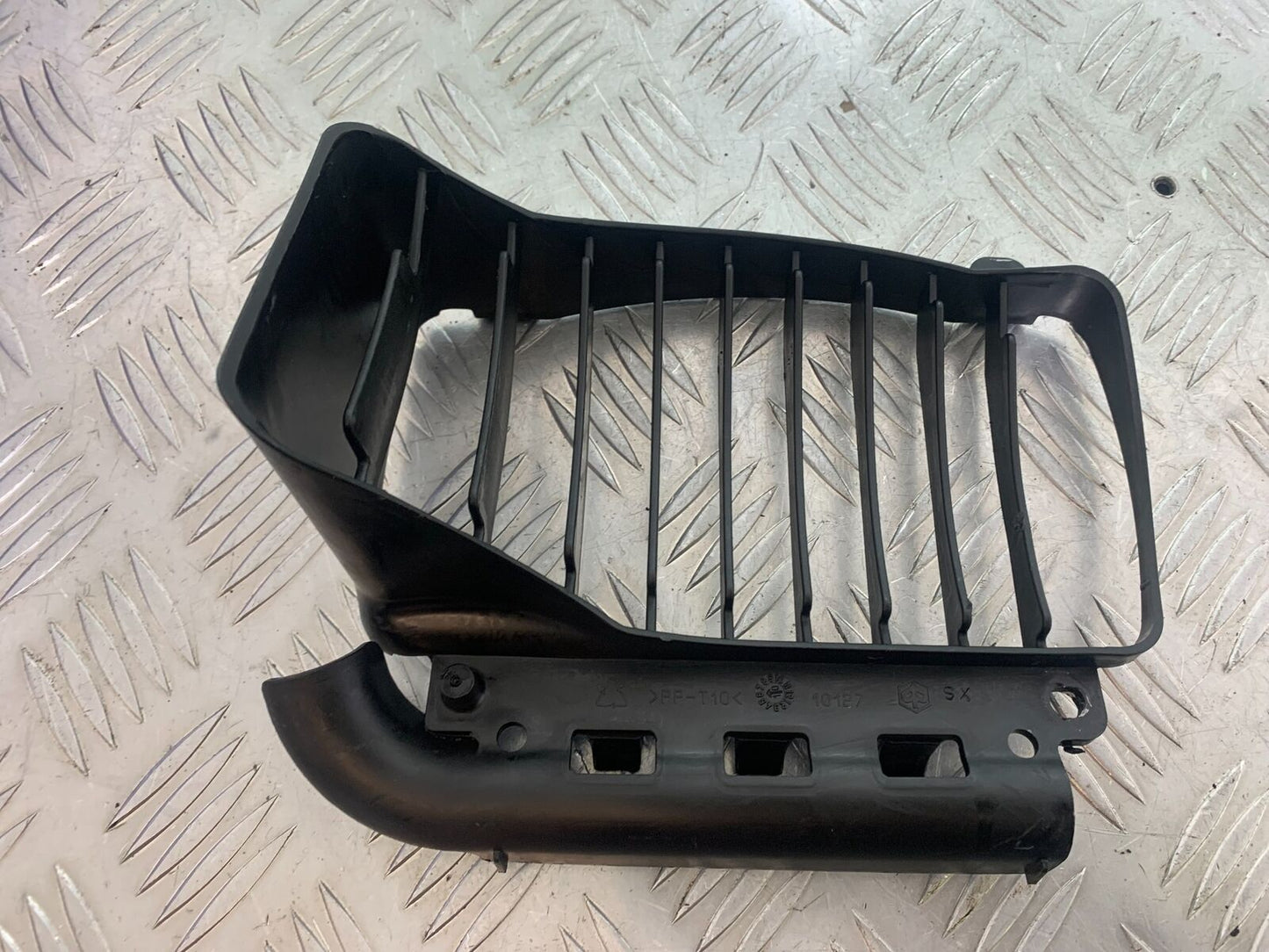 PIAGGIO VESPA GTS 300 RADIATOR GRILL   YEAR 2010 (CMB1062)