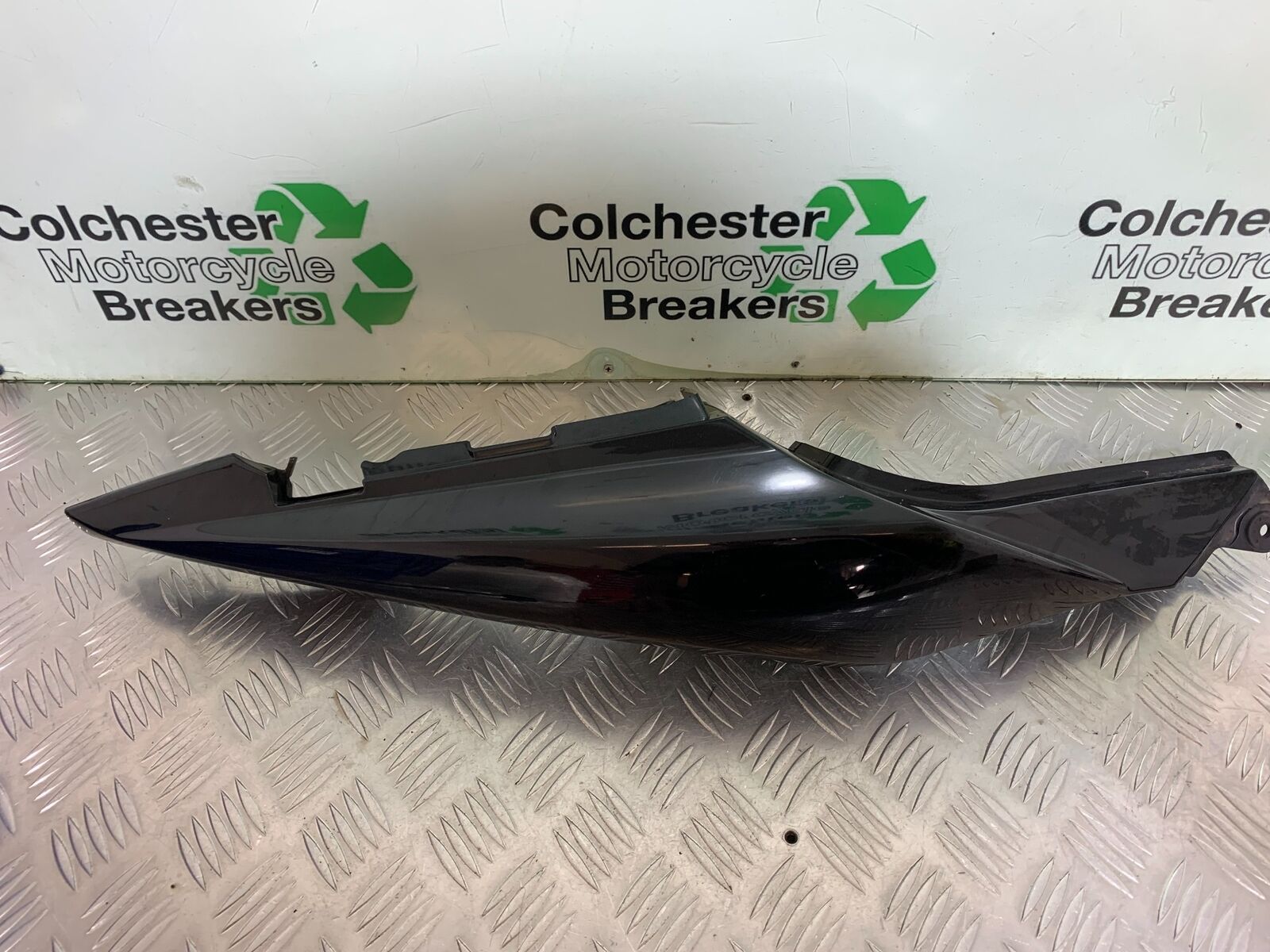 SUZUKI SV650 SV 650 RIGHT SEAT PANEL  YEAR 2003-2006 (CMB1014)