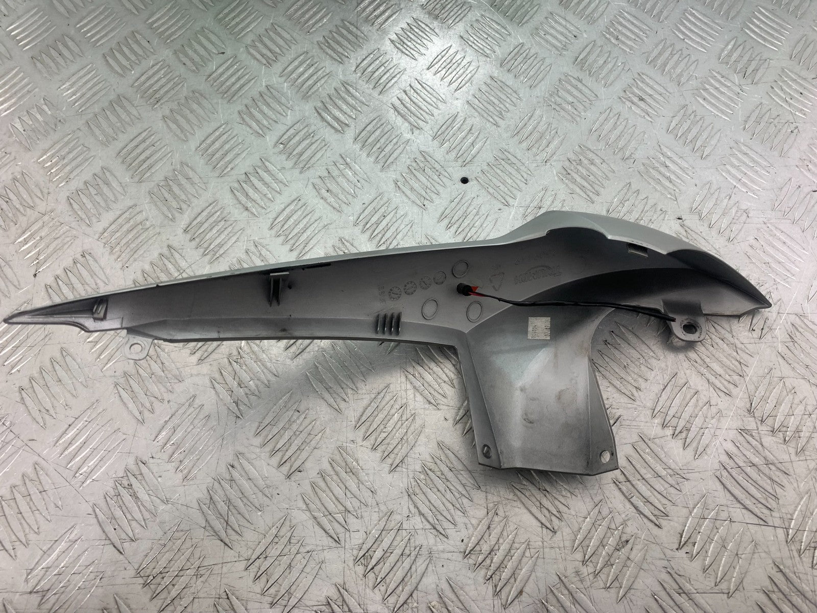 TRIUMPH 675 STREET TRIPLE RX RIGHT SEAT PANEL 2015-2017 (CMB1299)