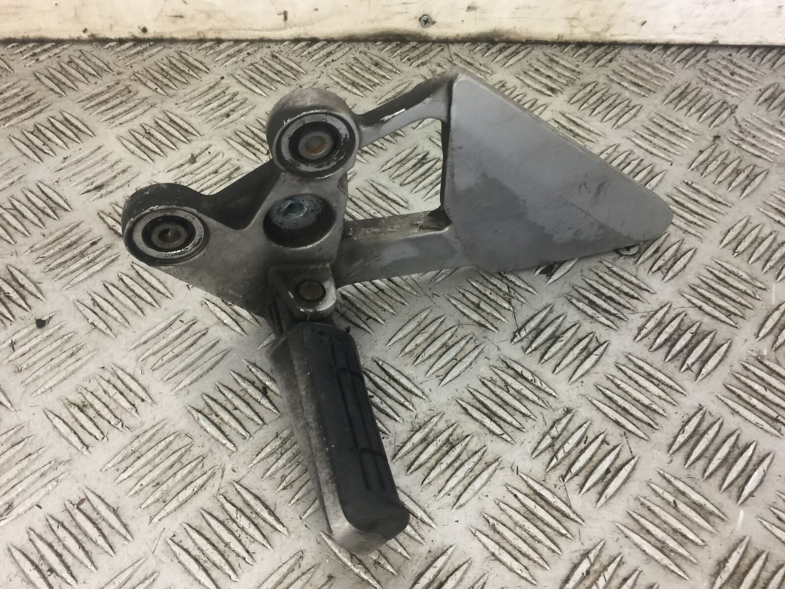 YAMAHA FZ6 LEFT HANGER AND PEG  YEAR 2005  (STOCK 589)