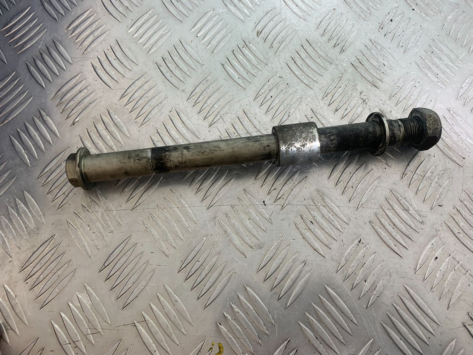 HARLEY DAVIDSON XL883 N IROD REAR WHEEL SPINDLE  YEAR 2020  (CMB1116)