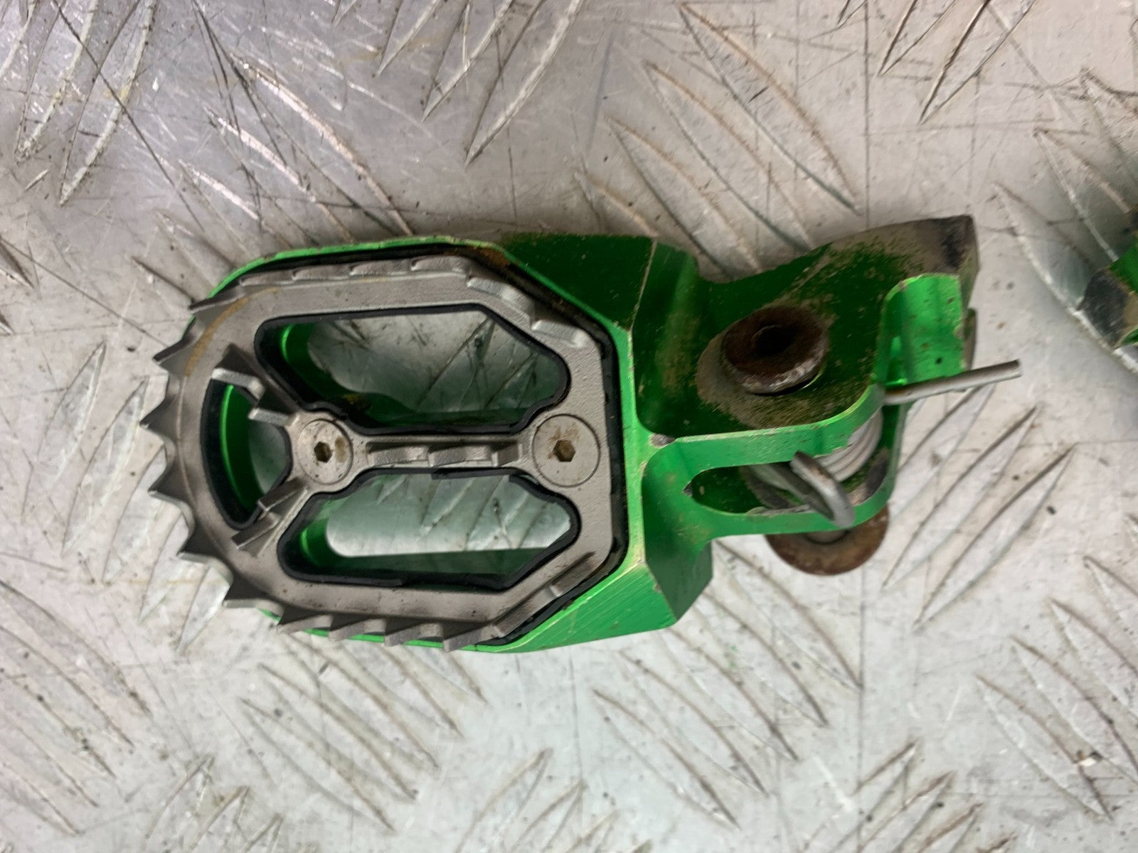 KAWASAKI KXF450 KXF 450 FOOTPEGS  YEAR 2013 CMB1217)