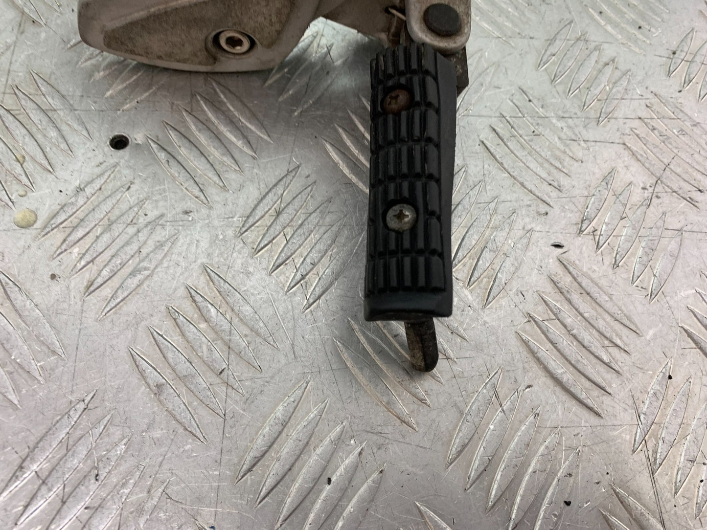 TRIUMPH 955i SPRINT ST FRONT RIGHT HANGER   YEAR 1999-04 (CMB1230)