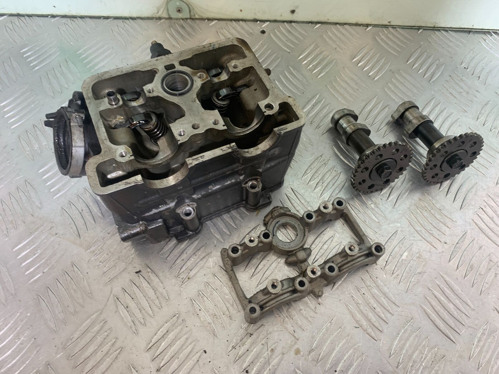 KTM DUKE 125 CYLINDER HEAD AND CAMS  YEAR 2012 -2016