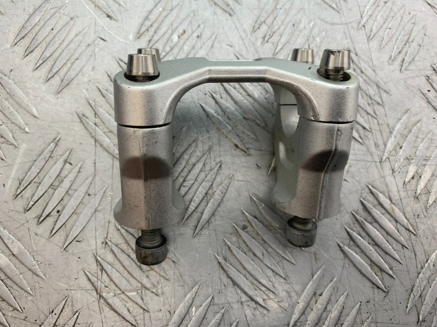 APRILIA TUONO 1000 V4R HANDLEBAR CLAMPS  YEAR 2011-13  (CMB1331)