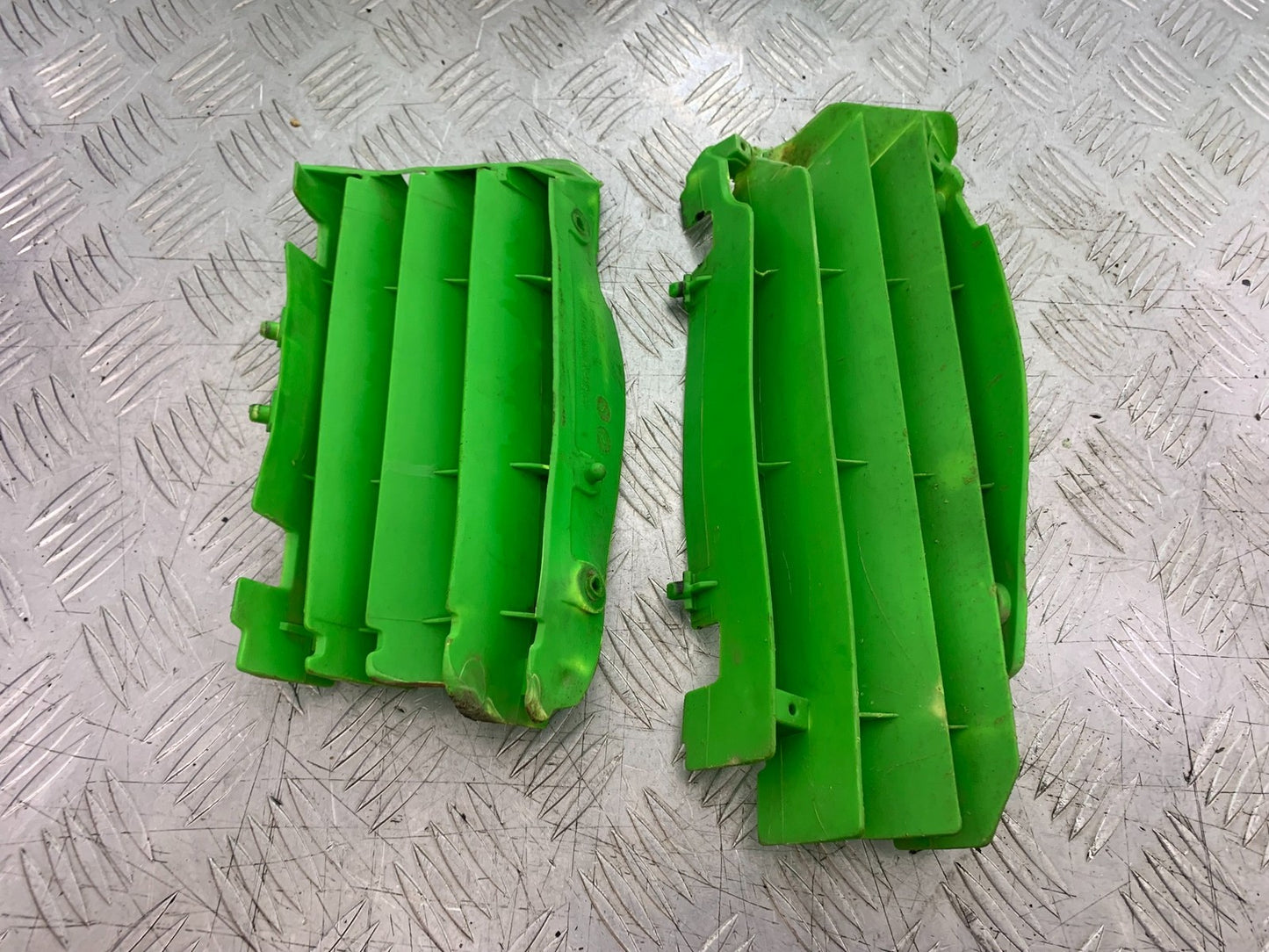 KAWASAKI KXF450 KXF 450 RADIATOR GRILLS   YEAR 2013 CMB1217)