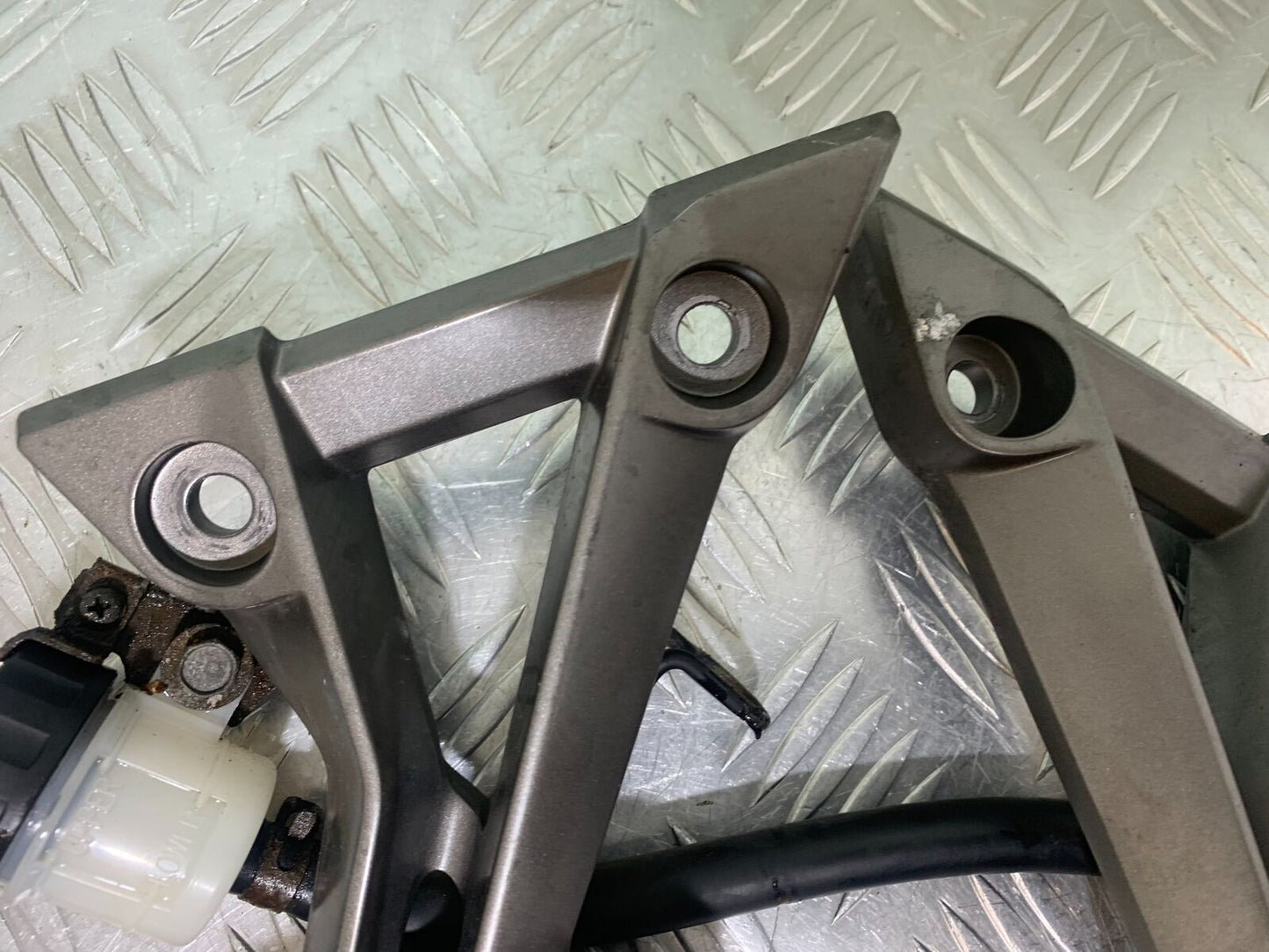 KAWASAKI Z300 ER300 REAR HANGERS AND PEGS   YEAR 2016-2018  (CMB1056)