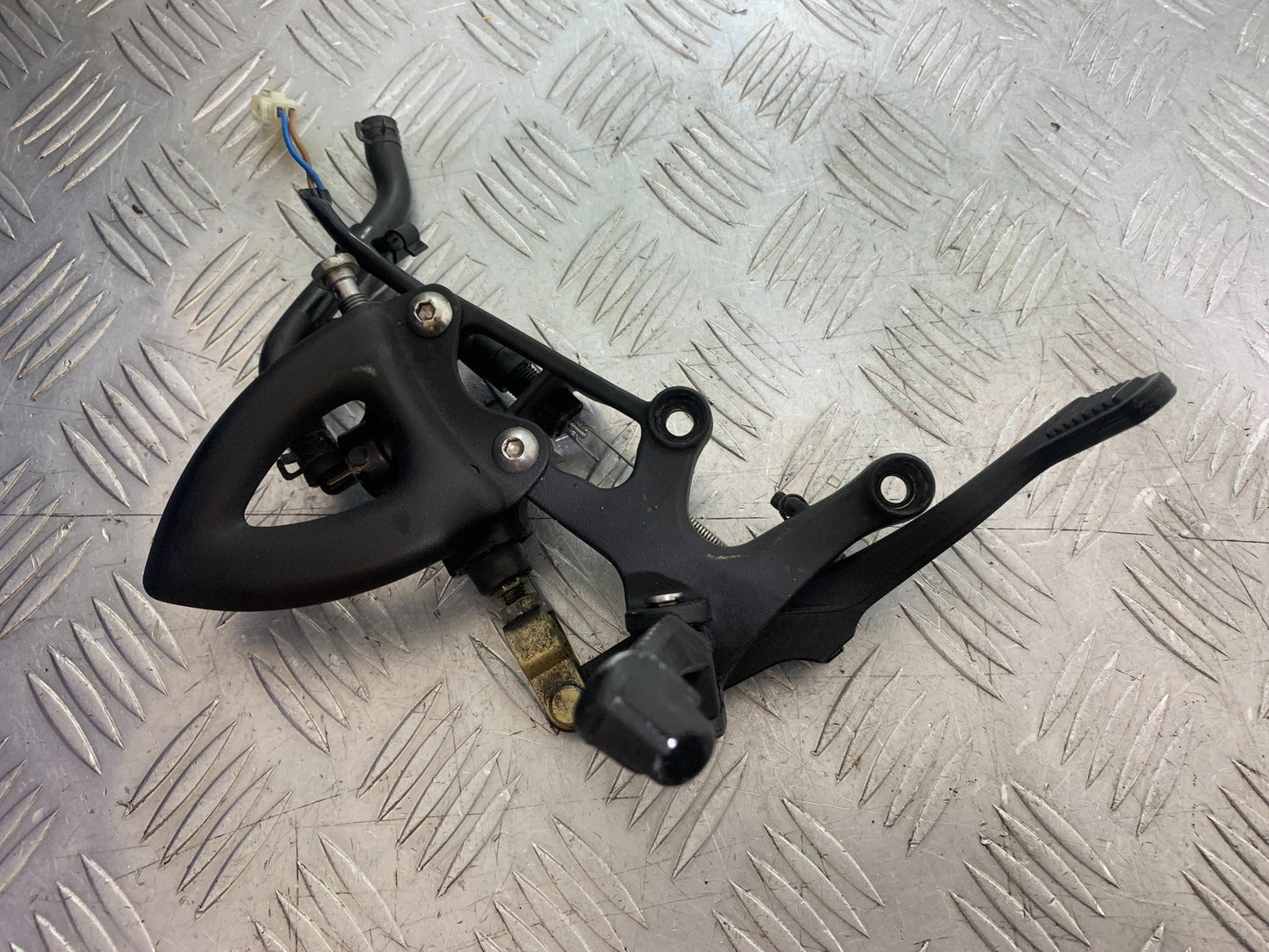 TRIUMPH 1050 SPEED TRIPLE FRONT RIGHT HANGER  YEAR 2005-2007 (CMB1322)