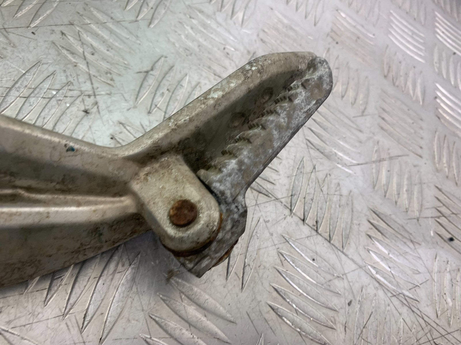 KAWASAKI ER6 F ER6F LEFT HANGER AND PEGS   YEAR 2005-2008 (CMB1277)