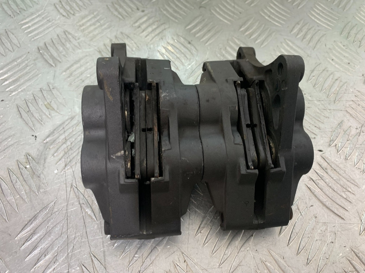 TRIUMPH 955i SPRINT ST FRONT BRAKE CALIPERS YEAR 1999-04 (CMB1230)